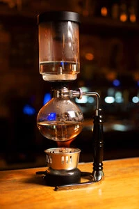 Un viaje de sabores intensos con notas de chocolate profundo, toques frutales frescos y un sutil toque especiado que despierta el paladar.