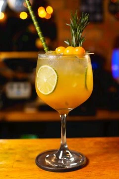 SODAS CON FRUTOS ROJO Y AMARILLOS