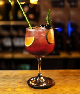 VINO ESPUMOSO,<br />SODA Y RODAJAS DE NARANJA, CON UN<br />TOQUE AMARGO Y REFRESCANTE,